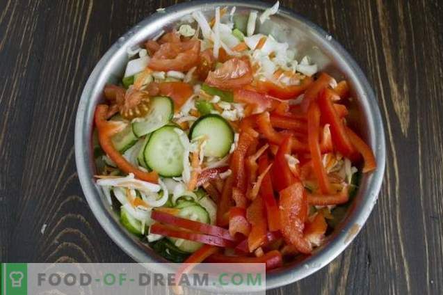 Salade de choux pour l'hiver avec concombres et tomates