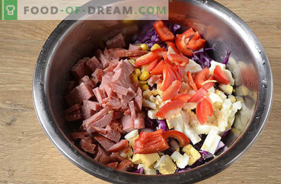 Salade de chou rouge - brillante, savoureuse, vitaminée! Comment faire cuire rapidement une salade de chou rouge avec du poivre, du maïs, des saucisses et des œufs