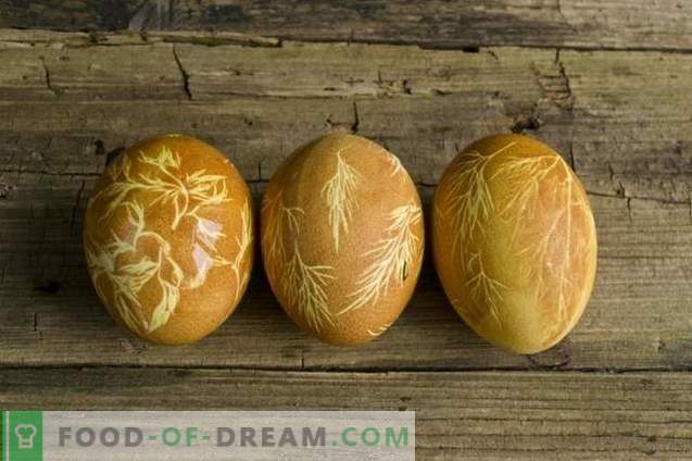 Comment peindre des oeufs pour Pâques avec du curcuma, des pelures d’oignon, de la gaze ...