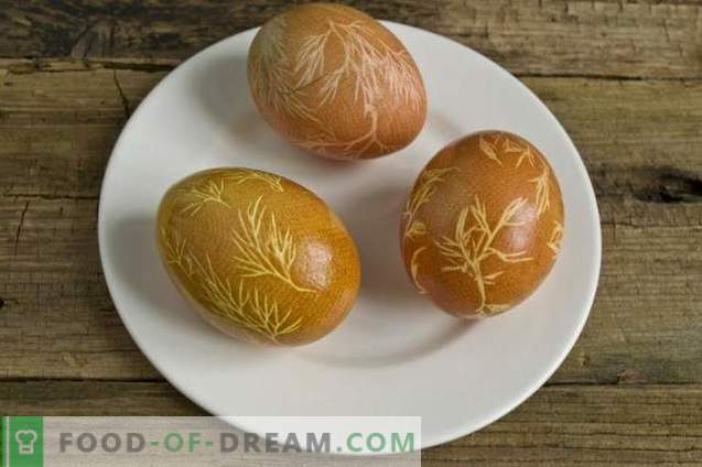 Comment peindre des oeufs pour Pâques avec du curcuma, des pelures d’oignon, de la gaze ...