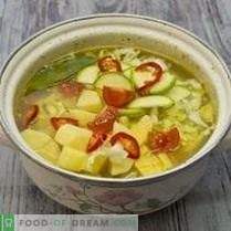 Soupe au poulet avec légumes et pâtes