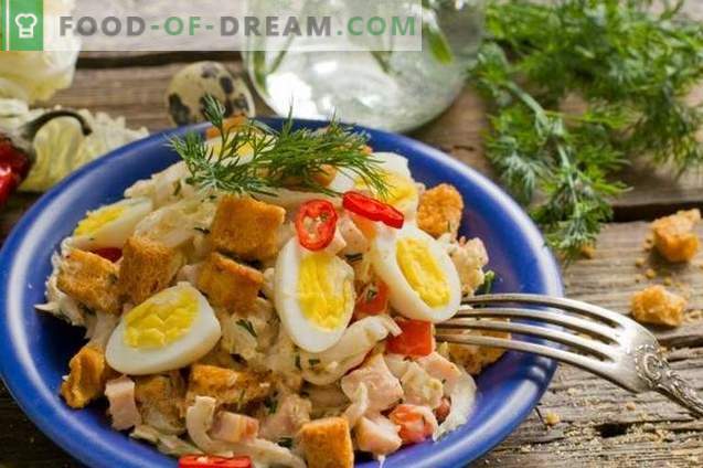 Salade avec jambon, chou chinois et œufs de caille