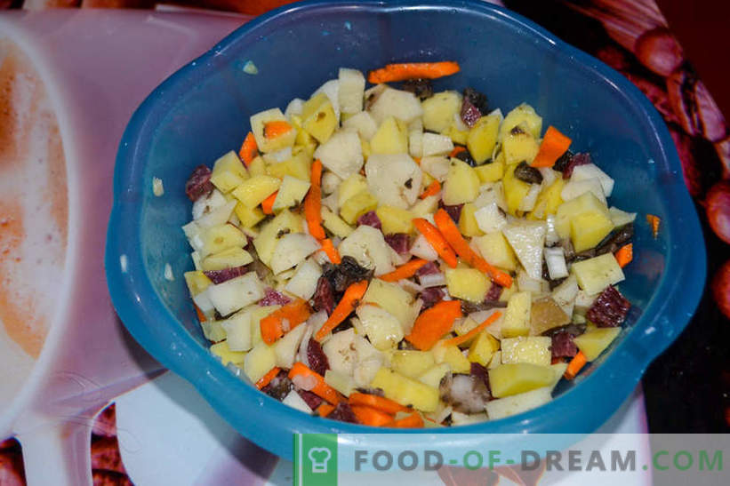 Rôti dans des pots - pommes de terre aux champignons et saucisses fumées, délicieuse recette pour les invités