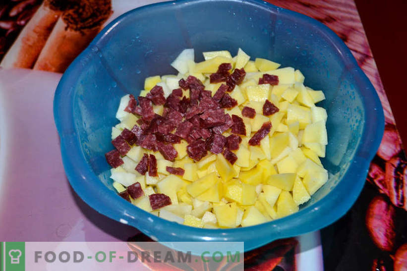 Rôti dans des pots - pommes de terre aux champignons et saucisses fumées, délicieuse recette pour les invités