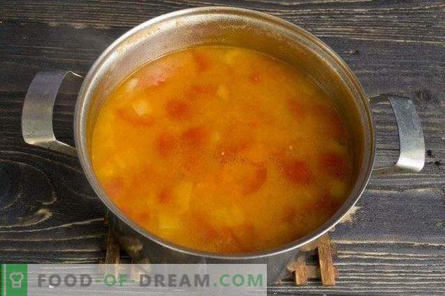 Soupe aux tomates avec poivrons et thym