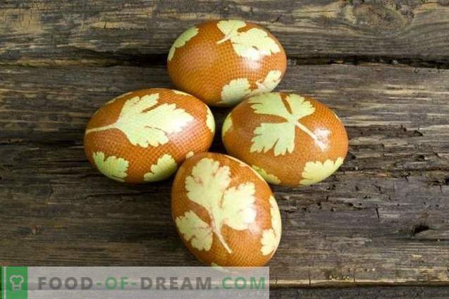 Oeufs peints pour Pâques décorés avec des feuilles de persil