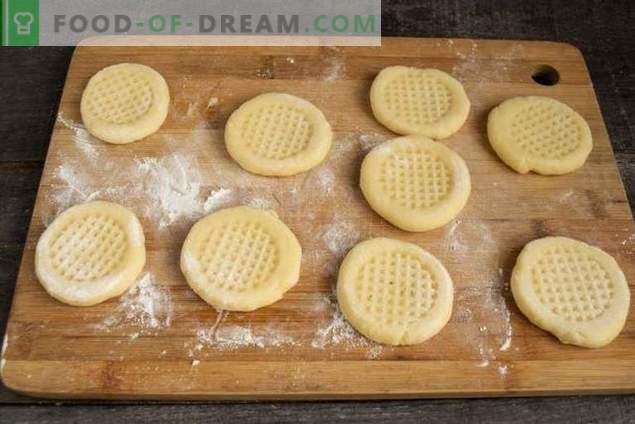 Eenvoudige zelfgemaakte cookies in een pan