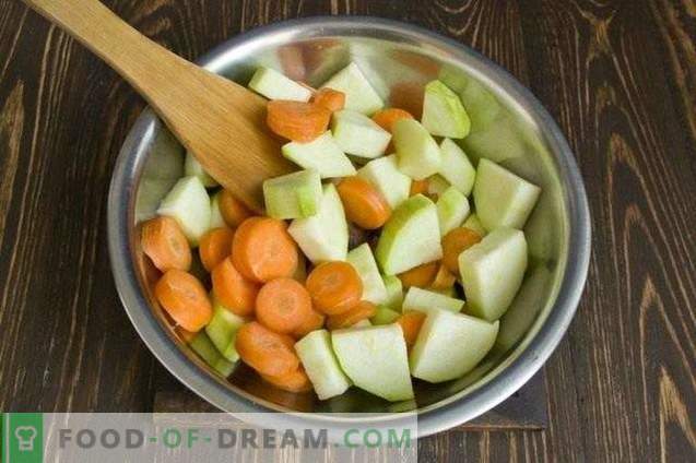 Courgettes aux carottes cuites dans une sauce aux légumes pour l'hiver