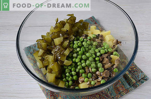 Salade de pommes de terre aux champignons - un plat complet pour un déjeuner ou un dîner en été. Photo-recette pas à pas de salade de pommes de terre aux champignons