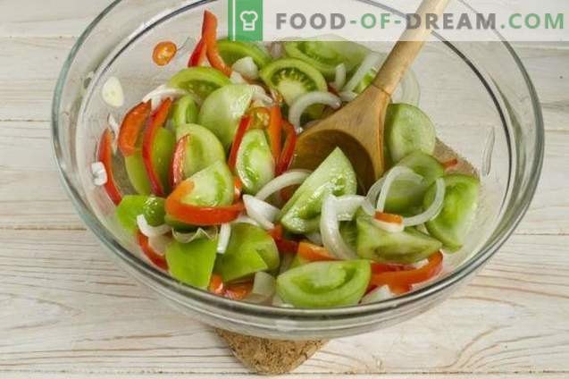 Salade de tomates vertes aux oignons et poivrons pour l'hiver