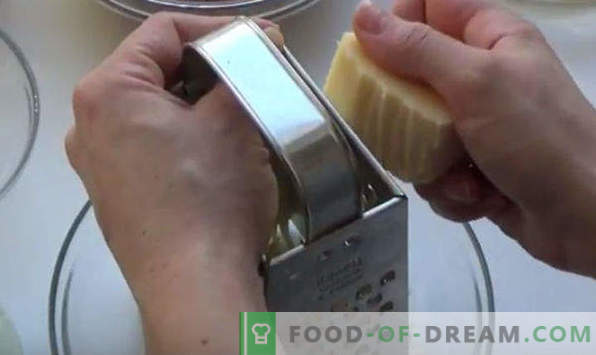 Pâte Casserole avec de la viande hachée au four, avec du fromage, des légumes, étape par étape
