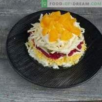 Salade du Nouvel An avec poisson rouge et caviar