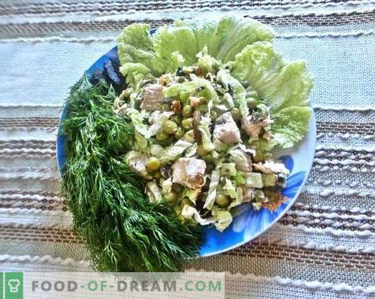 Salade avec poitrine: une recette avec des photos. Description étape par étape d’une salade extraordinaire avec poitrine, pruneaux, fromage et chou chinois