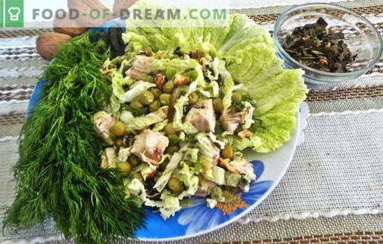 Salade avec poitrine: une recette avec des photos. Description étape par étape d’une salade extraordinaire avec poitrine, pruneaux, fromage et chou chinois