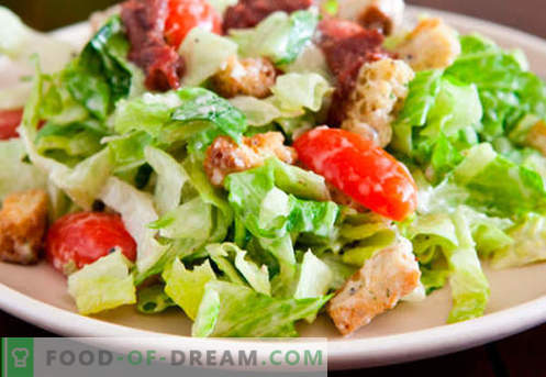 Salade César au saumon - les bonnes recettes. Cuisson rapide et savoureuse salade César au saumon.