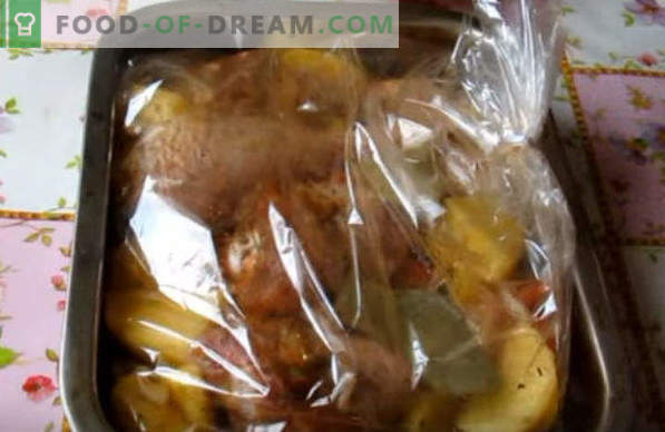 Cuisse de poulet, cuite au four avec des pommes de terre au four, sous une croûte croustillante, dans un fourreau, une feuille, avec du fromage