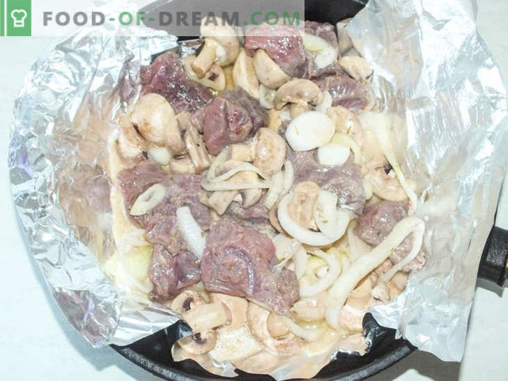 Bœuf juteux aux champignons cuit dans du papier d'aluminium - une recette pour un plat délicieux avec un secret