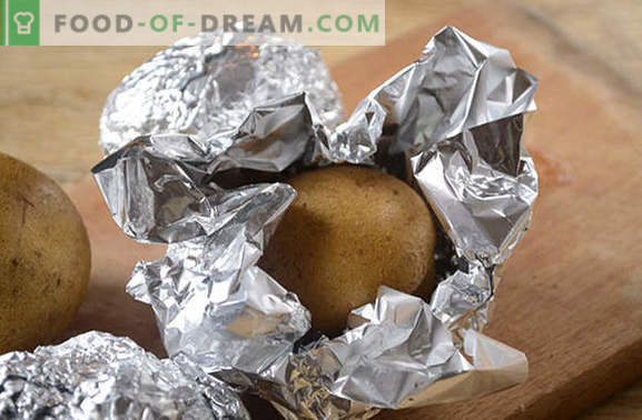 Pommes de terre avec du bacon au four en papier d'aluminium - un goût de l'enfance! Photo-recette détaillée pour la cuisson de pommes de terre avec du lard cuit au four dans du papier d'aluminium