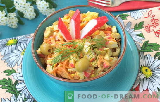 Salades juteuses avec des bâtonnets de crabe et des carottes coréennes. Recettes de salades aux bâtonnets de crabe et carottes coréennes