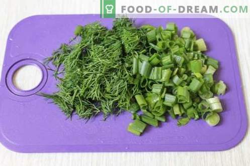 Soupe verte à base de jeunes légumes - plat d'été pour tous les jours