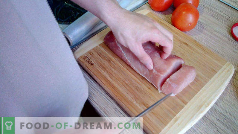 Carne di maiale al forno con pomodori e formaggio, scaloppina di maiale in forno