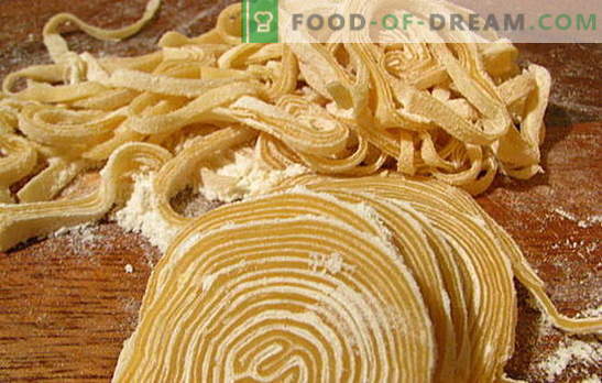 Les spaghettis faits maison: un chef-d’œuvre de la cuisine familiale! Comment faire des spaghettis à la maison: recettes pour des aliments nutritifs et économiques