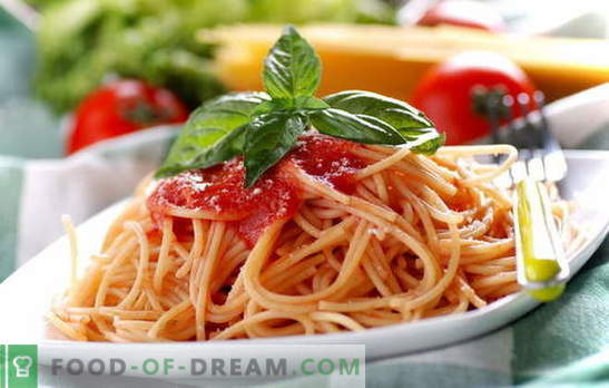 Spaghetti à la pâte de tomate: la cuisson est facile. Recettes de spaghettis avec sauce tomate de tous les jours: avec légumes, poulet, fumé
